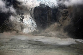 Sopka vytvořila prasklinu v ledovci.